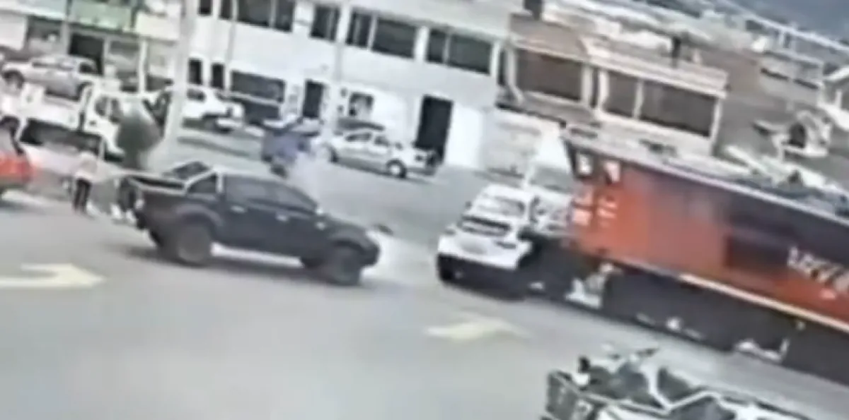 Tren turístico arrastra un carro en Ibarra en pleno cruce de rieles