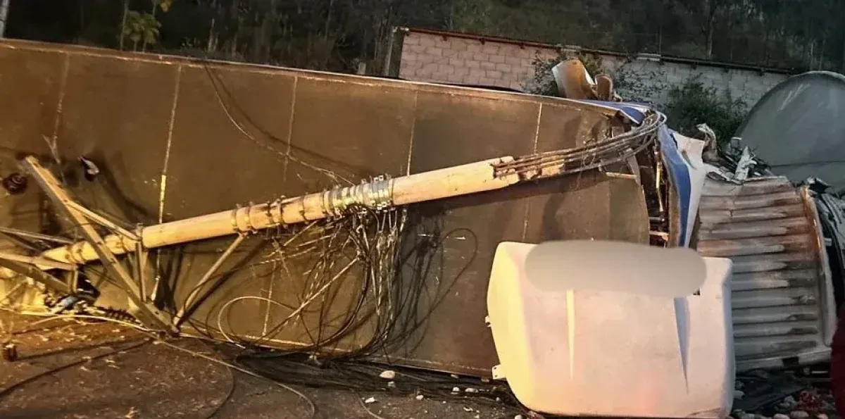 Un camión se volcó en la vía a Nayón; una persona resultó afectada