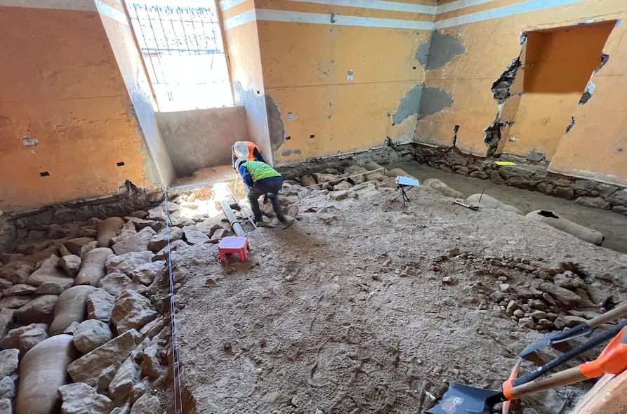 Cántaros de barro alineados como un ritual bajo el suelo: la extraña disposición colonial descubierta tras levantar un piso en Quito
