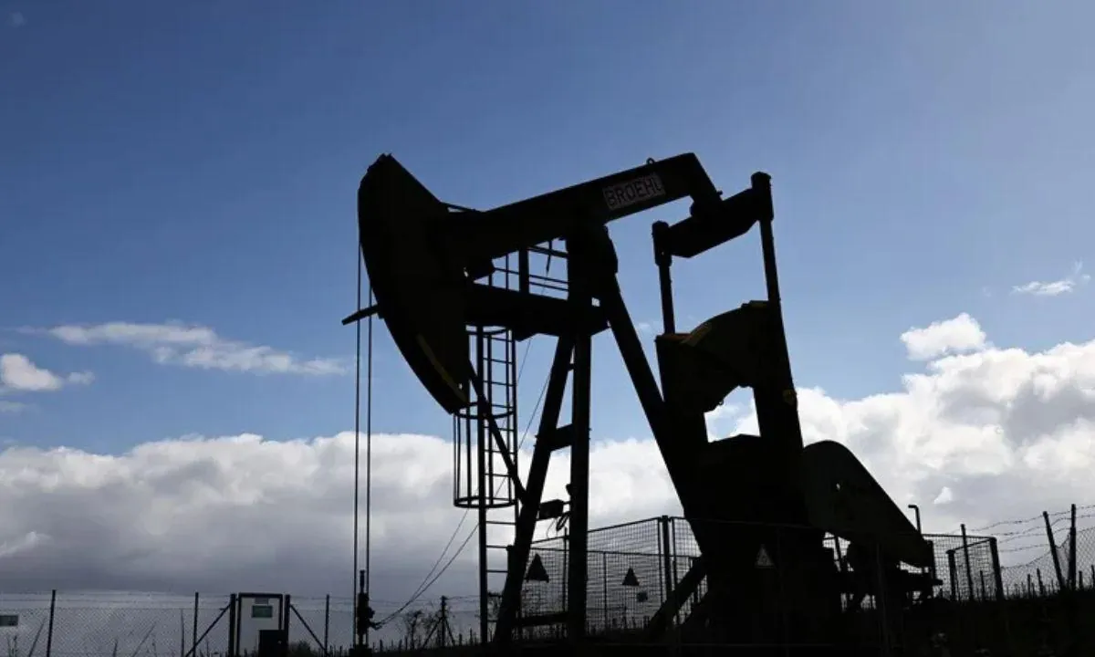 Precio del petróleo: el Brent se desploma casi un 4 %