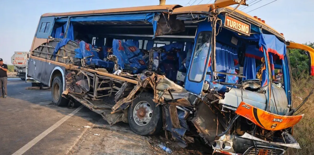 Accidente en la vía Santa Elena-Guayaquil deja 20 heridos tras choque de bus y tanquero