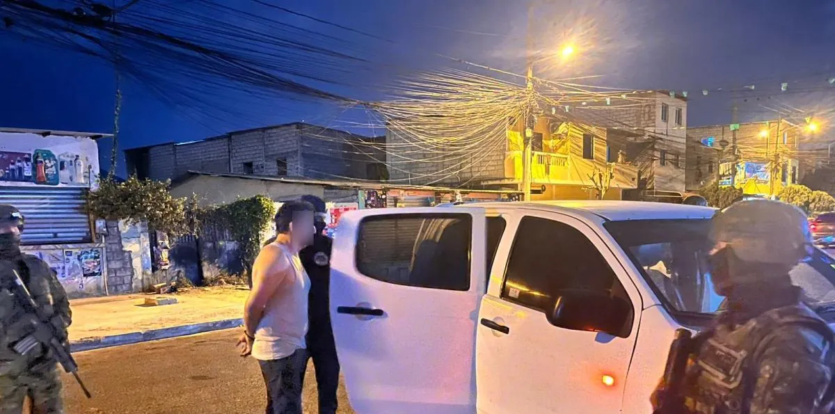 Fuerzas Armadas capturan a alias “Angelito” en Salinas, presunto integrante de Los Choneros, vinculado a un caso de femicidio