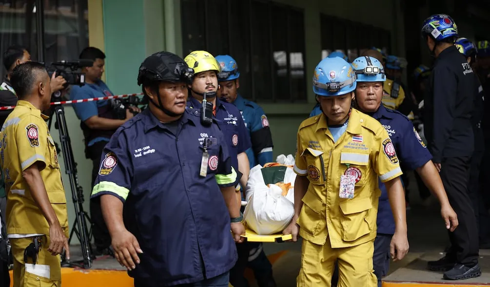 Un adolescente mata a sus abuelos y a cinco personas en un colegio de Tailandia