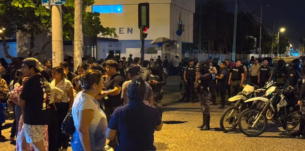 Seguidores de Darío Macas se concentran frente al cuartel policial de Machala tras dictarse prisión preventiva