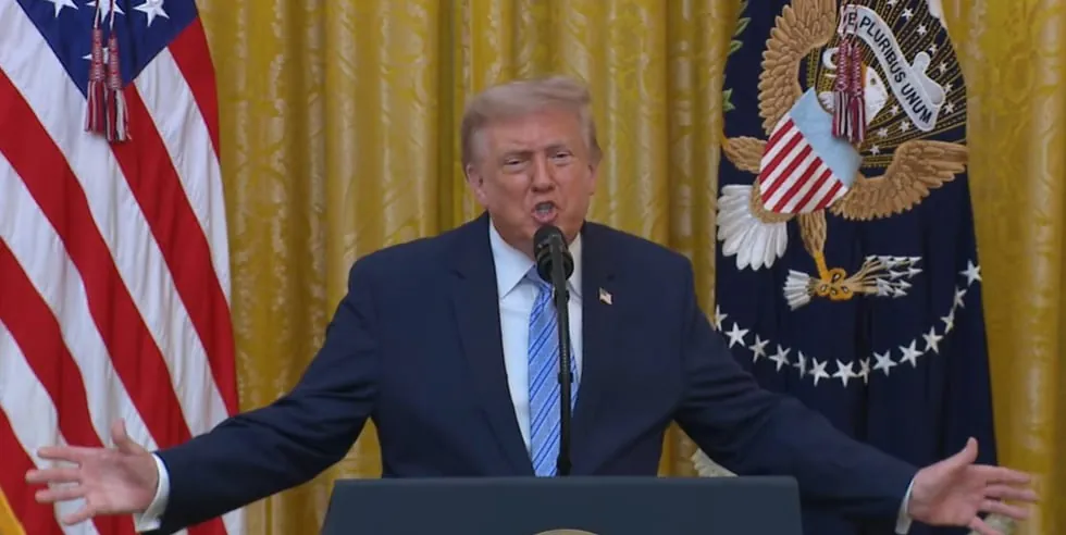 Trump pone en duda la integridad del sistema electoral y denuncia interferencias de China