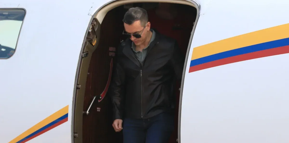 Noboa llega a Lima para la investidura de Keiko y es recibido con carteles que lo llaman "dictador"
