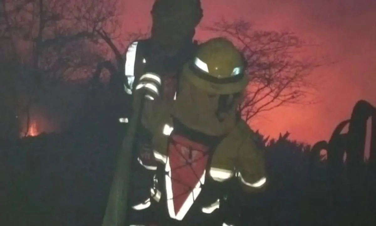 Fuerte incendio forestal se combate en Yaruquí, en el nororiente de Quito