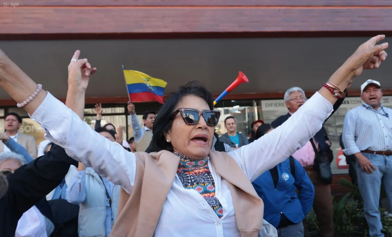 CNE ordena ejecutar suspensión del Movimiento Amigo; simpatizantes correístas protestan