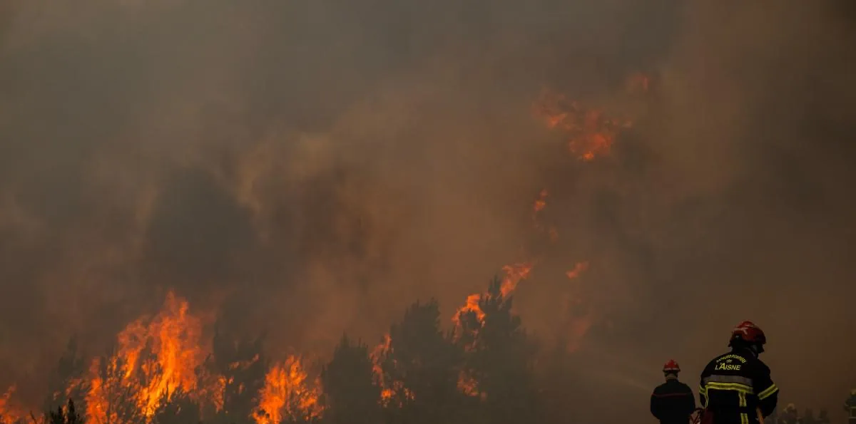 Una “tormenta de fuego” sacude suroeste francés | Incendios forestales en Francia y España fuerzan evacuación de 260.000 personas