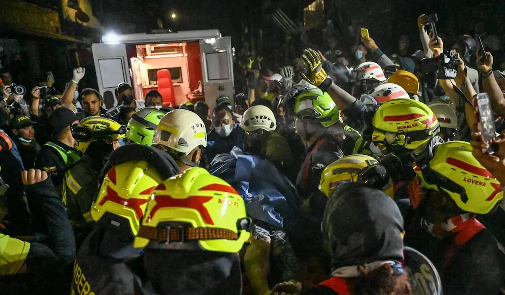 Rescatistas trabajan sin descanso para hallar sobrevivientes del terremoto en Colombia