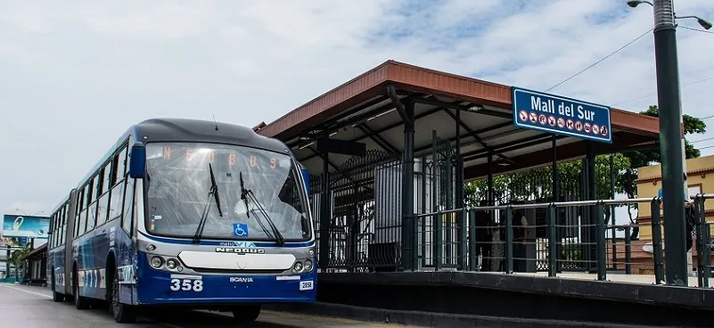 Siniestro entre un alimentador de la Metrovía y una motocicleta deja un fallecido en Guayaquil