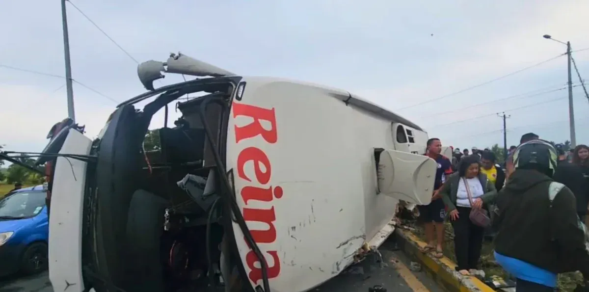 Bus se volcó en la vía a Nobol este 28 de julio: hay al menos un muerto y 23 heridos