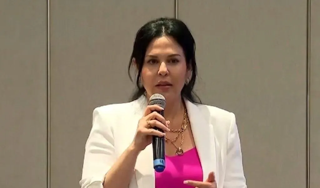 Karla Saud tiene prohibido salir de España dice ministro del Interior