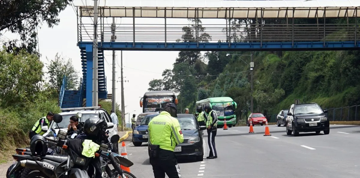 Dos agentes de tránsito con prisión preventiva por exigir $ 3.000 a un conductor en Quito