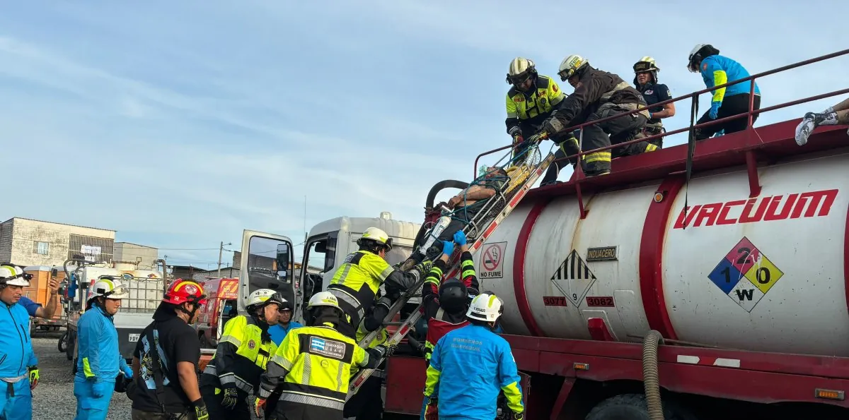 Entraron a un camión cisterna para salvar a sus compañeros y dos murieron en Guayaquil