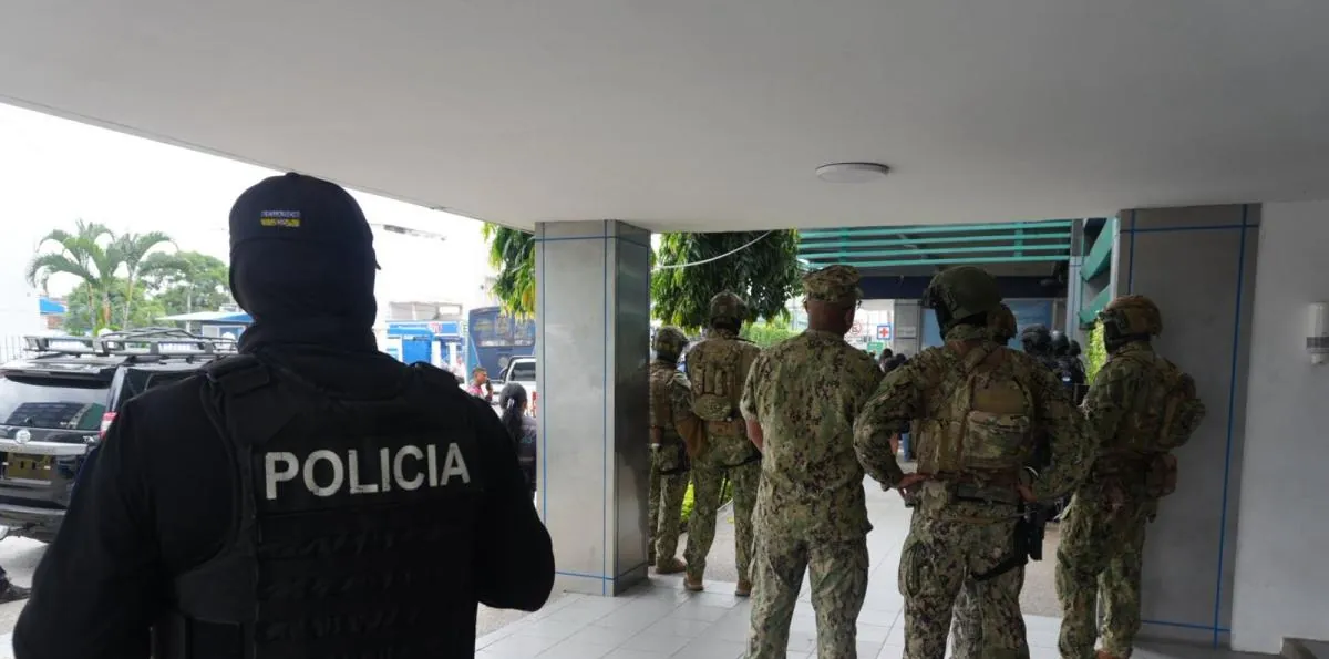 ¿Cuál es el estado de salud de Aquiles Alvarez tras su ingreso a una clínica en Guayaquil? Esto informó su defensa