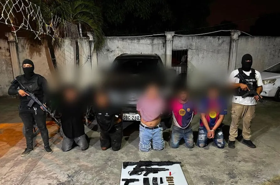 Cuatro adultos aprehendidos y un menor aislado por vínculos con robos en carreteras y muertes violentas en Guayas