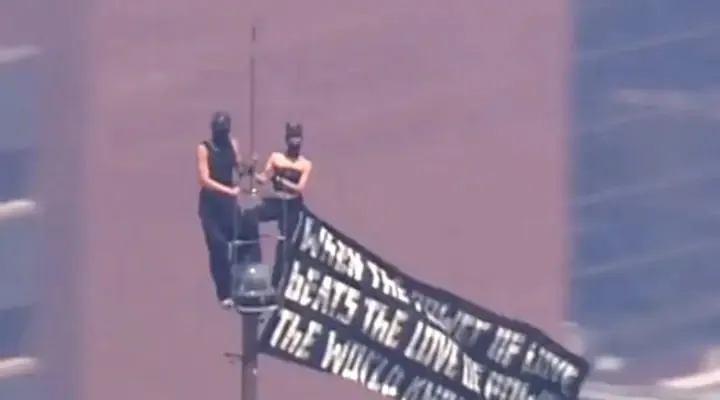 Una pareja escaló la antena del Empire State Building y protagonizó una propuesta de matrimonio a más de 440 metros de altura