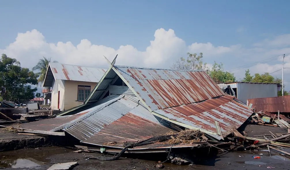 Al menos 40 muertos tras el terremoto de magnitud 7,7 en Indonesia