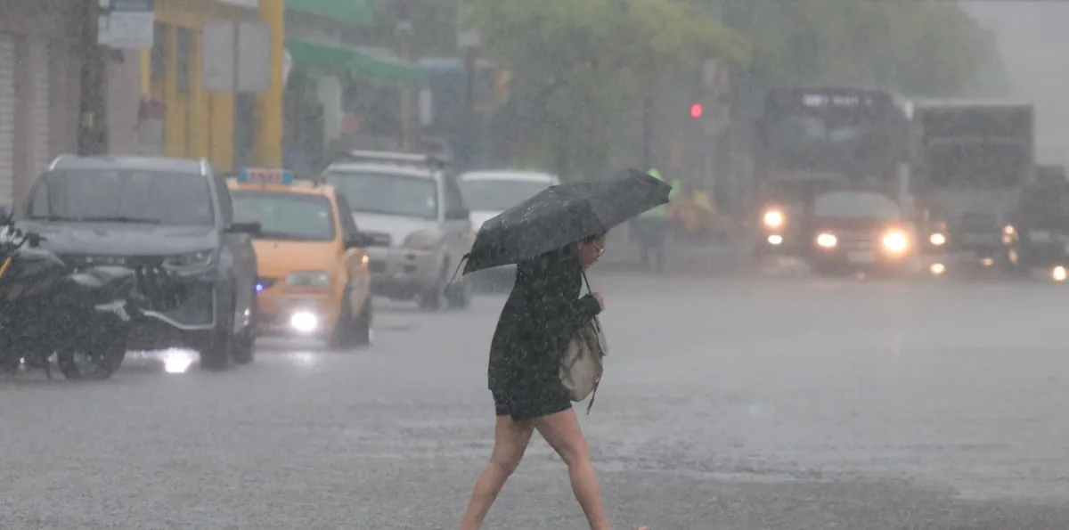 Lluvias en Guayaquil: COE pide quedarse en casa tras reportar 57 puntos inundados y socavones