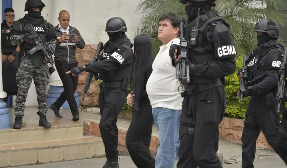 Ministro del Interior asegura que el exalcalde Camilo Ponce Enríquez sería financista de Los Lobos para la minería ilegal: red habría movido $ 3,2 millones