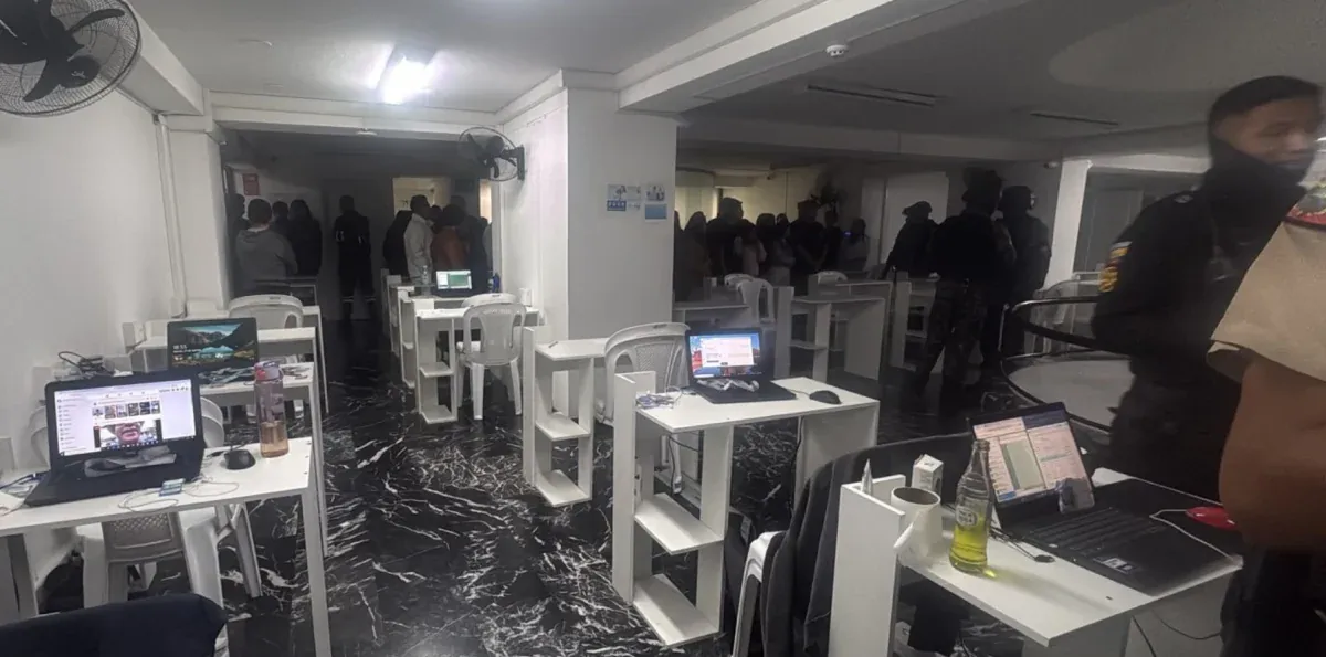 Un call center clandestino en Quito operaba con 112 personas y mensajes de extorsión
