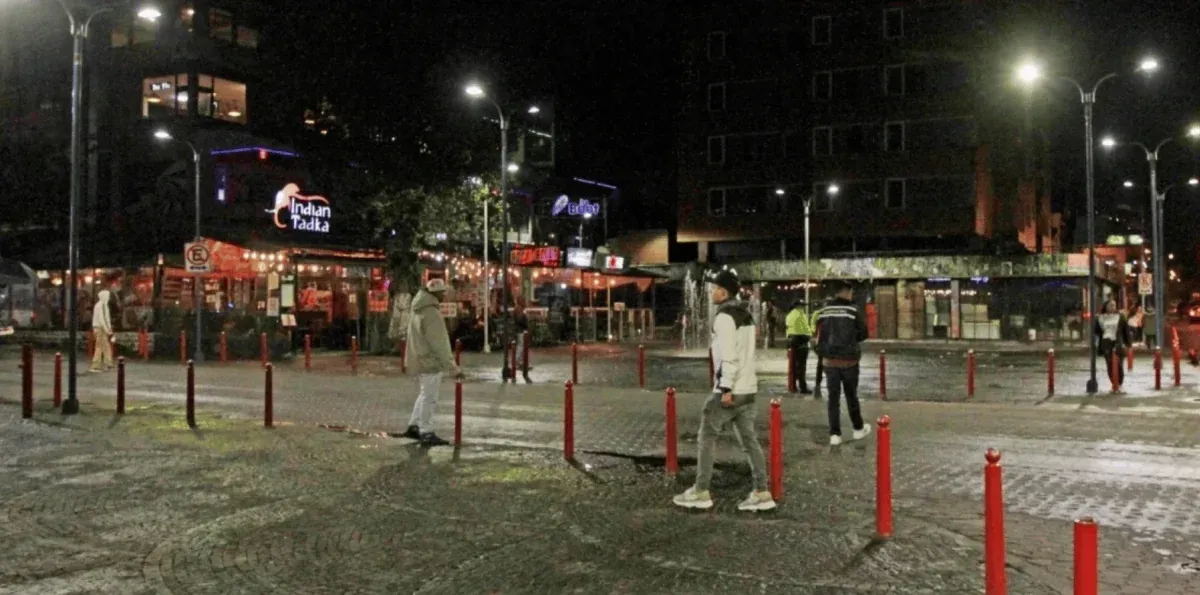 Tres detenidos tras hallar una granada, armas y drogas en La Mariscal en Quito