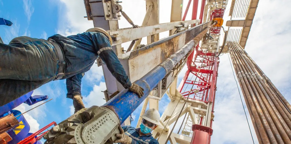Petróleo de Texas baja 2,4 % tras anuncio de EEUU de una operación económica contra Irán