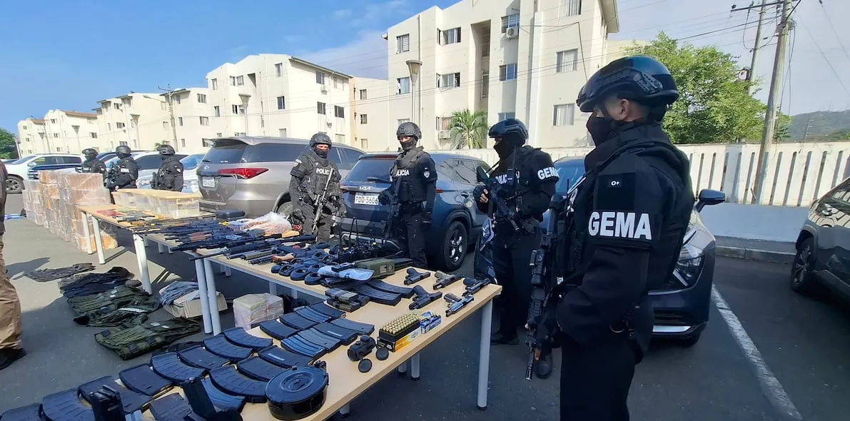 Más de 40 detenidos en operativos contra redes narco de Los Lobos y Los Choneros: dos pilotos mexicanos detenidos con una aeronave