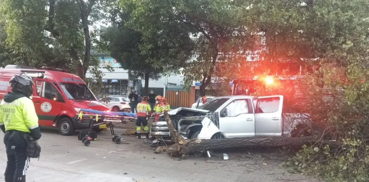 Accidente de tránsito en Quito: Camioneta se estrella contra un árbol en El Inca; hay tres heridos