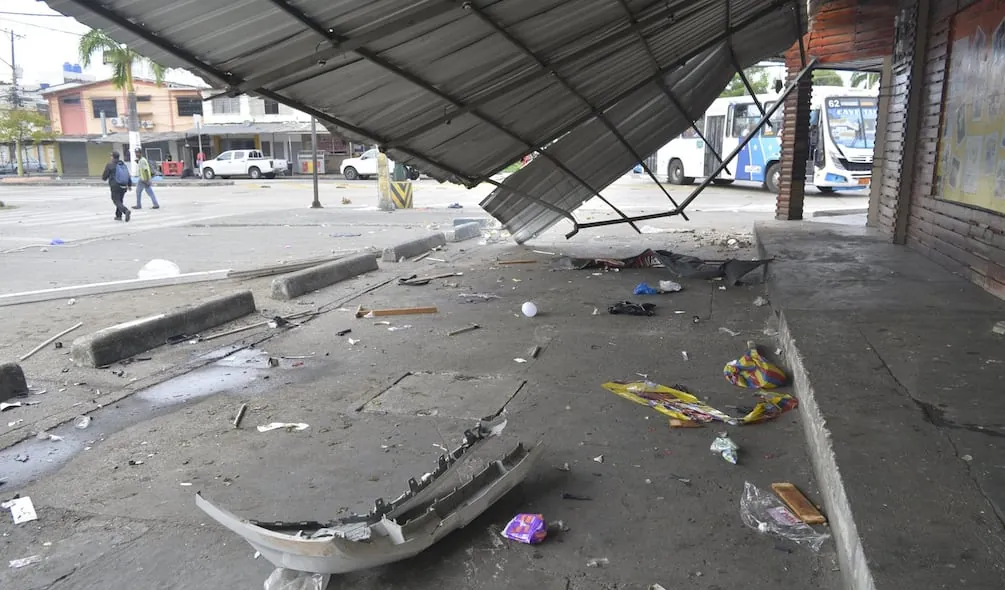 Ataque armado en Los Esteros deja tres víctimas mortales y un local con daños en la fachada
