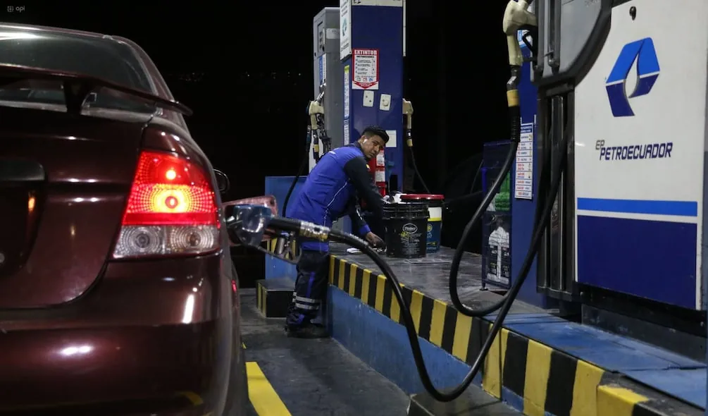 ¿Cómo funciona el sistema de bandas de precios de combustibles en Ecuador?