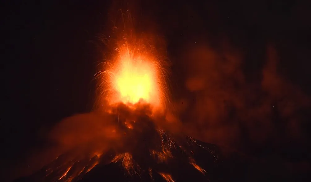 Erupción del Volcán de Fuego provoca evacuación de cientos de personas