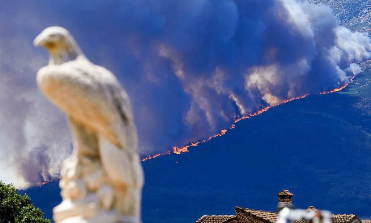 Cuatro incendios activos mantienen en emergencia a España y obligan a evacuar a 11 500 personas