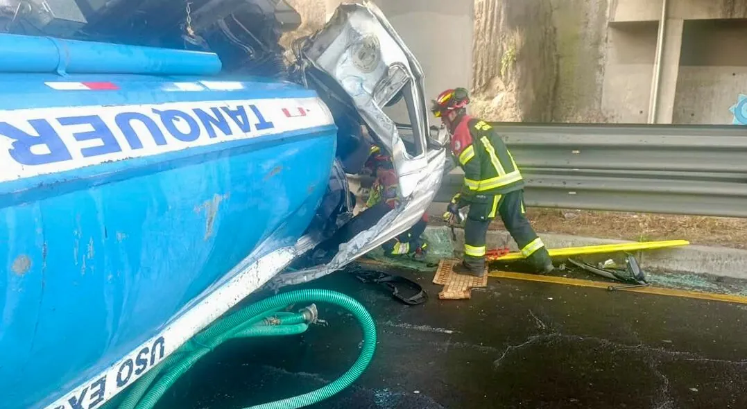 Tres personas heridas por volcamiento de un tanquero en la Ruta Viva este lunes 17 de agosto