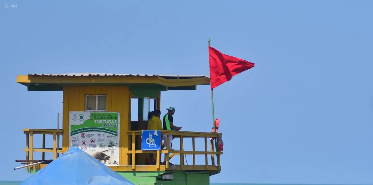 Al menos 14 playas de Ecuador tendrán bandera roja por amenaza alta de oleaje